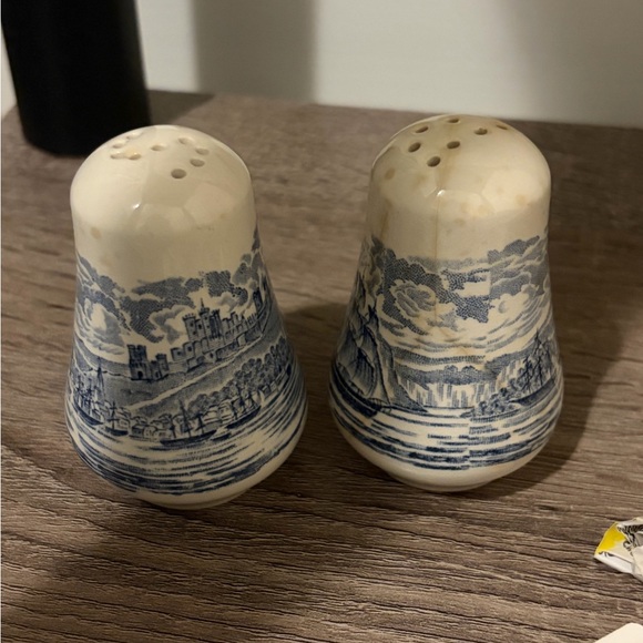 Vintage England Salt & Pepper Shakers - Picture 6 of 7